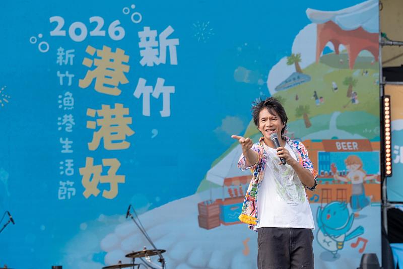 金曲歌手王宏恩登台獻唱,以動人歌聲為「浪潮搖滾Party」揭開精彩序幕。
