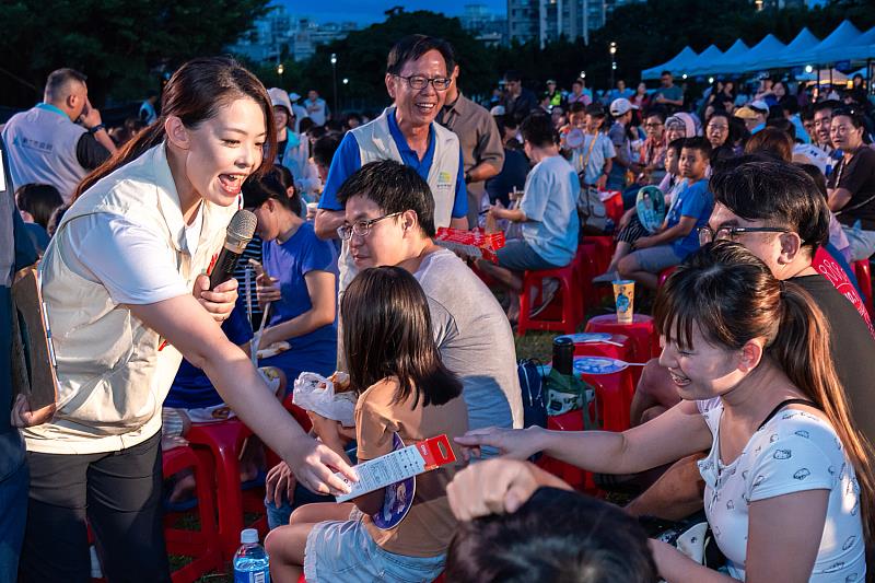 市長高虹安與民眾進行有獎徵答，反應熱烈。