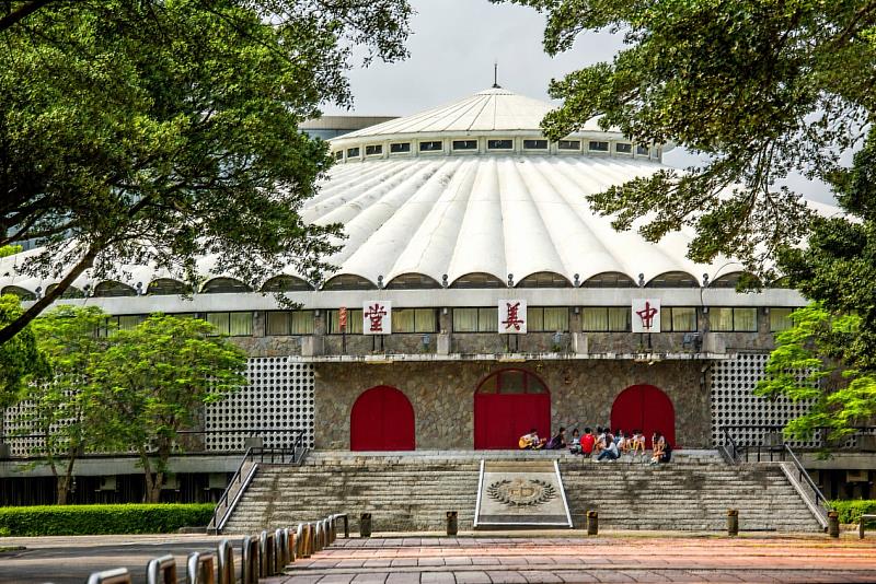天主教輔仁大學辦學深獲學生與家長肯定,115學年度日間學士班共計4,206個名額,再度達成100%全數滿招。輔大提供照片
