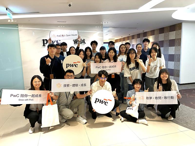 資誠今年首度推出「高中職涯探索營隊」，由合夥人及主管分享產業趨勢與職涯經驗，透過情境個案、小組討論及實作體驗，引導同仁的子女探索興趣與潛能，認識6大職涯面向，並協助完成高中學習歷程檔案。