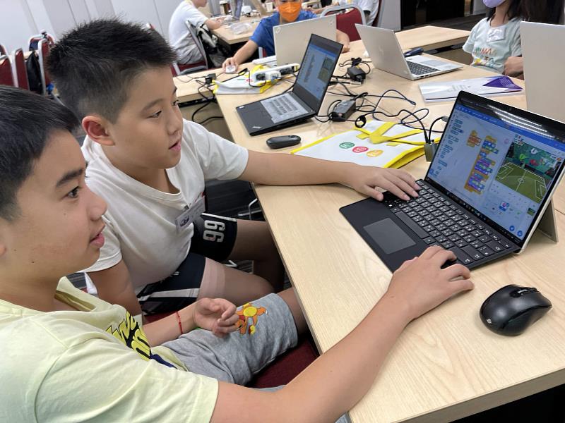 資誠於暑假期間推出「AI對戰遊戲設計營」，透過AI學習與遊戲化任務，引導資誠同仁的孩子，認識AI在生活與產業中的多元應用。