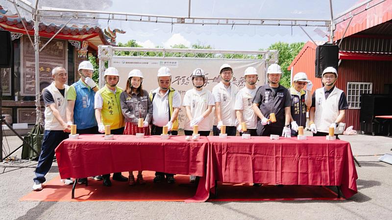 海山社區綠療多功能廣場開工合照。