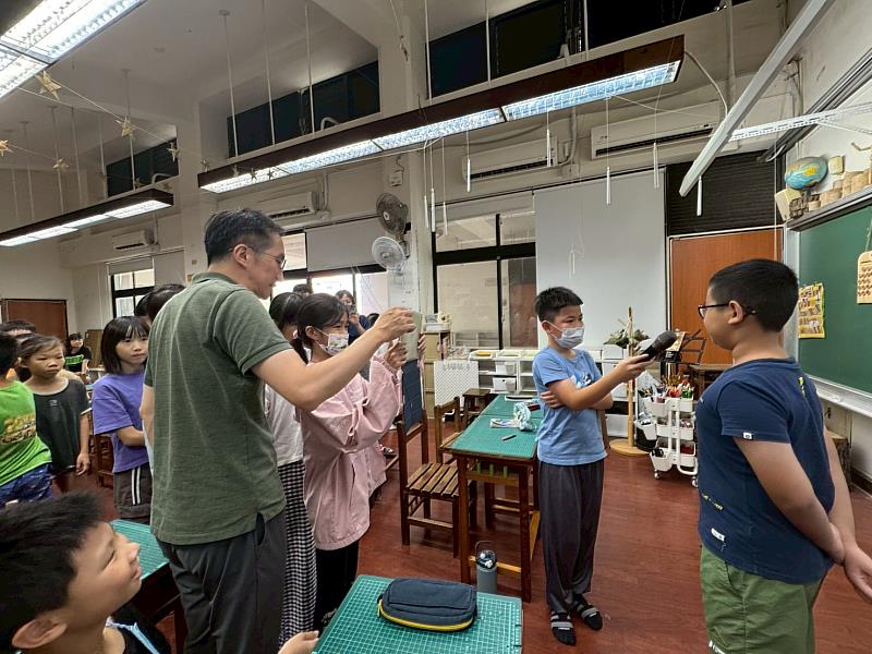 學生們輪流實作,學習新聞拍攝技巧。