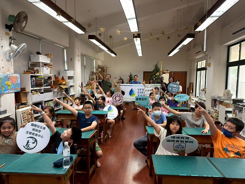 歡雅國小參與「公民小記者暑期營」學生、長榮大學及韋能能源全體合照。