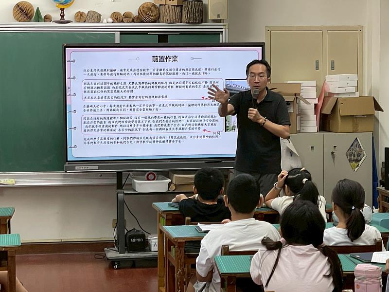 建雄老師指導如何撰寫不同段的旁白稿。