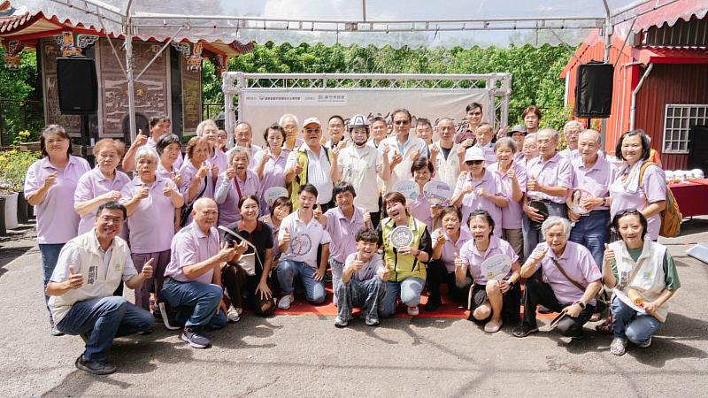 海山社區綠療多功能廣場開工合照。