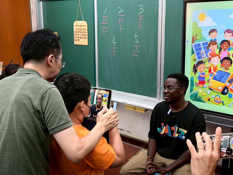學生們以綠能英語教學為主題,進行採訪與拍攝。