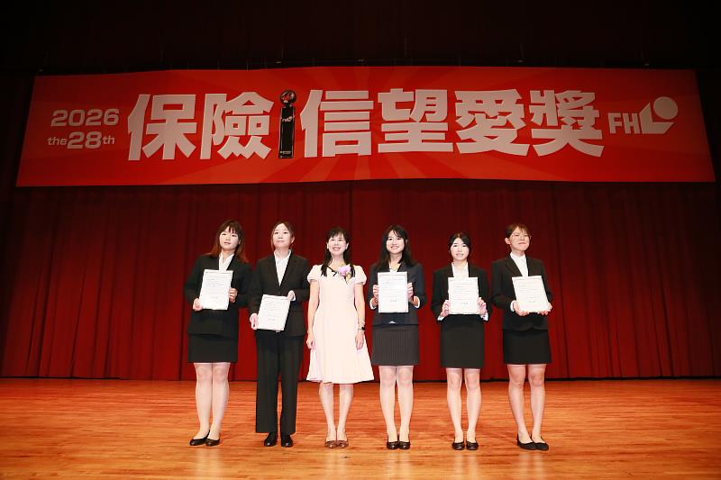 第3屆「現代保險獎學金」頒獎典禮合影,依序左起為受獎學生鄭雅文、魏瑜葶、風保系何佳玲主任、受獎學生楊顏語、周庭誼、吳嘉雯。(圖/淡江大學提供)