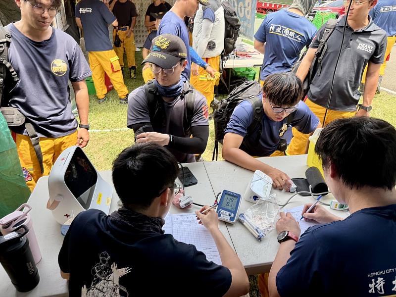 消防局全面於所屬各大隊、分隊及24小時輪班待命的勤務派遣科導入生理監測設備，建立日常健康管理機制。