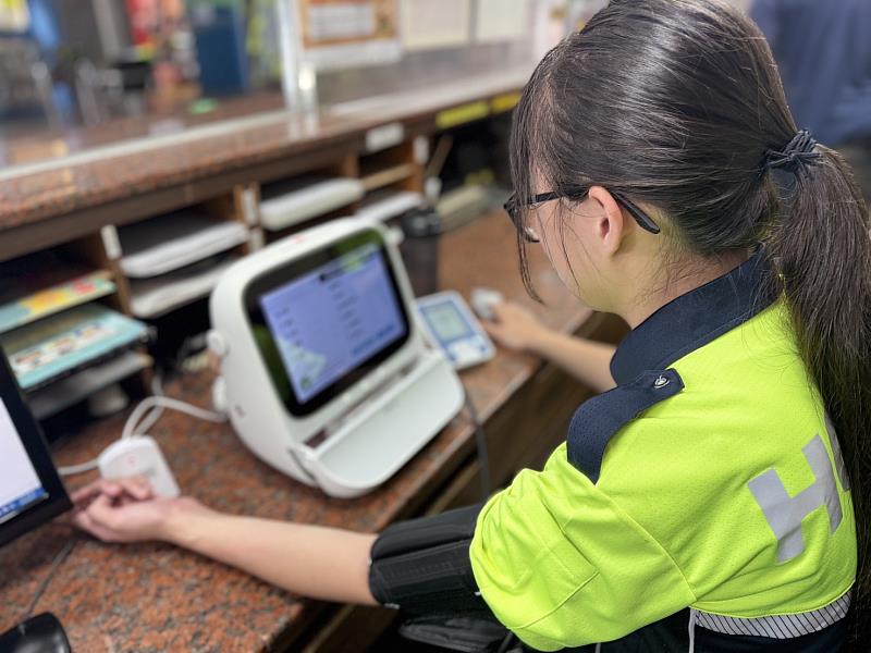 消防局全面於所屬各大隊、分隊及24小時輪班待命的勤務派遣科導入生理監測設備，建立日常健康管理機制。