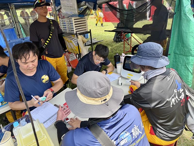 消防局全面於所屬各大隊、分隊及24小時輪班待命的勤務派遣科導入生理監測設備，建立日常健康管理機制。