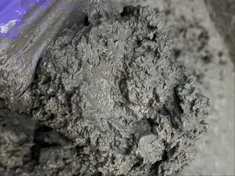 碳纖維均勻分散於混凝土中,如同無數細小鋼筋緊緊拉住混凝土,提升混凝土抗衝擊性、抗裂性,也同時提升承載重型機台能力與抗微振效果,抑制機台振動所帶來的影響。