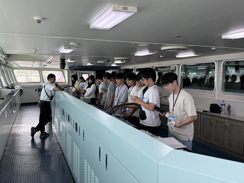 圖說:花蓮在地學生參訪認識並探索海事教育與職涯發展。