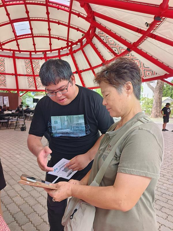 聽友會安排「Alian廣播電台APP下載教學及操作體驗，協助不同年齡層聽眾跨越數位門檻。