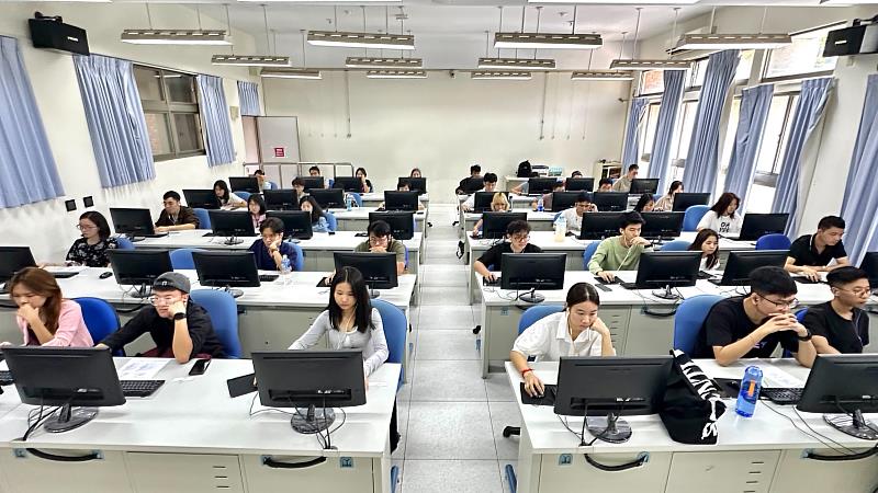 暨大將AI素養視為數位時代必備的基本生存技能，全校通識必修規劃「資訊科技」與「AI探索」兩門關鍵課程，針對非資訊領域學生更設立「AI探索學分學程」，讓各專業學子零門檻汲取AI知識。