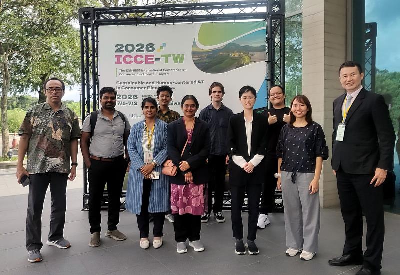 亞大商設系醫療商品設計研究團隊，於ICCE-TW 2026與國際學者合影交流。
