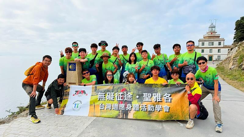 青年學員在117公里的旅途中合影。