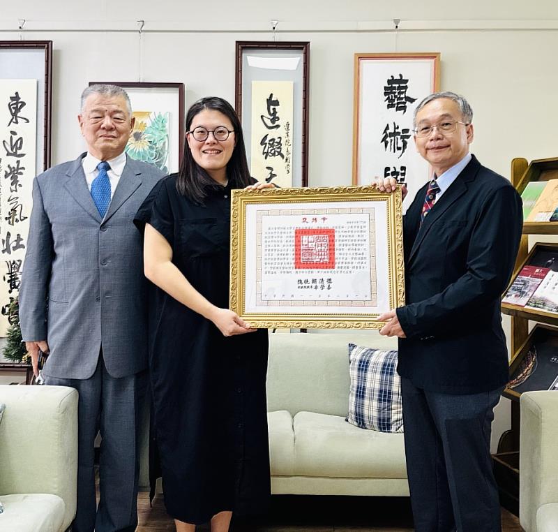 臺師大前副校長陳瓊花名譽教授，長年深耕藝術教育與師資培育，貢獻卓著，獲總統頒發褒揚令。8月12日由臺師大陳學志副校長（右）代為轉頒，由其夫吳達澎將軍（左）及女兒吳鴻安教授（中）代表接受。