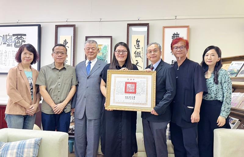 此次頒授儀式，藝術學院院長莊連東教授（右2）、前院長趙惠玲教授（左1）、美術學系前主任孫翼華教授（右1）及現任主任朱友意教授（左2）共同出席見證。