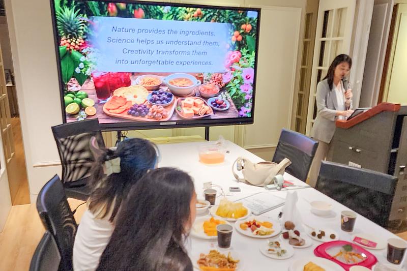 陶育華學姊準備豐盛的台灣美食來襯托分享的主題「Taste of Formosa-- Discover Taiwan Through Your Five Senses」。