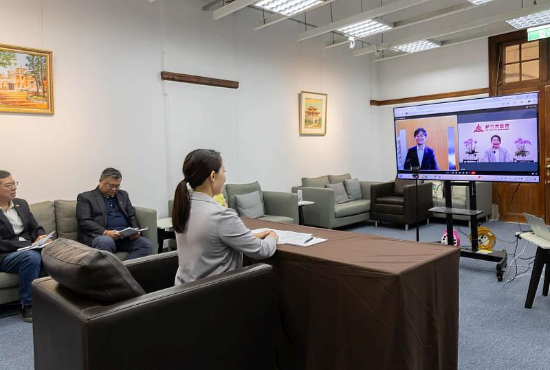 新竹市長高虹安今(17)日下午透過視訊與日本宮崎縣宮崎市清山知憲市長會晤。