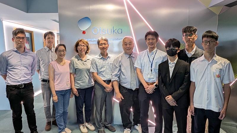 南華大學半導體應用學士學位學程黃慶成主任（前排右4）帶領大一新生前往BEN Q、Cenefom科技、日本大塚、辛耘企業等展開企業技術對談。