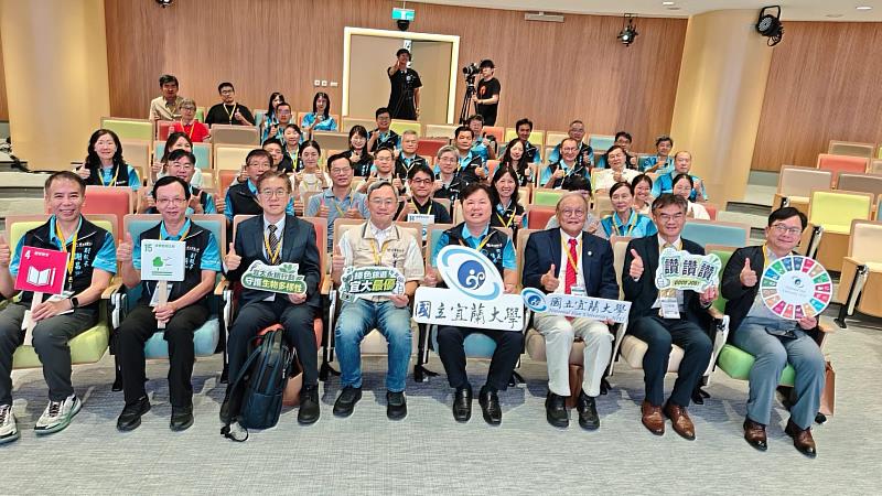 「2025永續報告書發布會」圓滿落成。宜蘭大學陳威戎校長(前排右4)、CPC林宏謀副總經理(前排左3)與全體與會貴賓大合照。