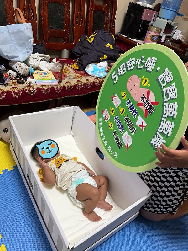 台東市衛生所攜手台東市國際同濟會、崇她社，捐贈芬蘭箱及嬰兒床墊。