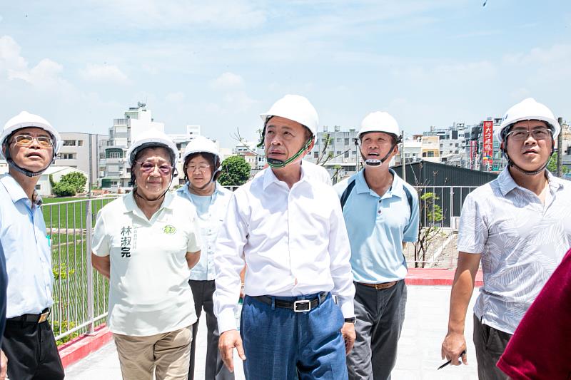 嘉義縣消防局民雄分隊新廳舍即將完工,翁章梁視察工程進度。