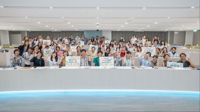 玉山文教基金會與國家圖書館合作舉辦繪本創作工作坊10週年，特別推出「用繪本爬情緒的山」電子書展，呈現多年推動繪本創作之成果。玉山文教基金會執行長許美麗（前排右7）與國家圖書館副館長賴忠勤（前排左6）共同出席並合影。（圖／玉山金控提供）