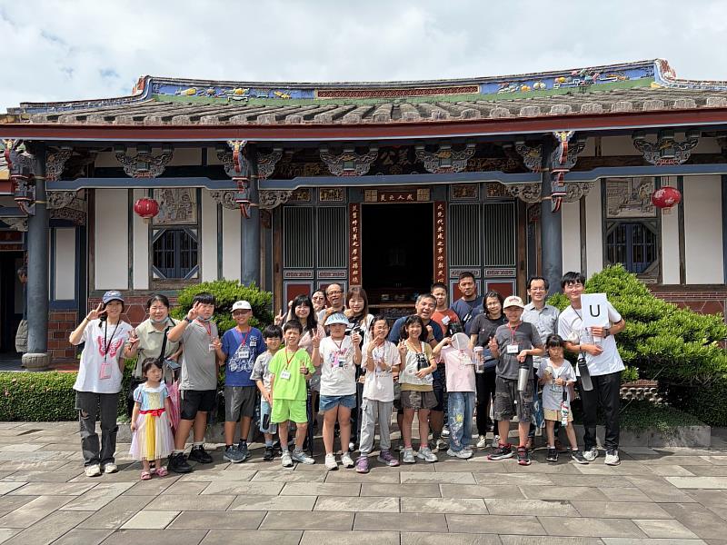 2026人文品格夏令營學員於成美文化園為家長導覽,展現營隊學習成果。(頂新和德文教基金會提供)