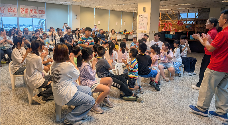 2026人文品格夏令營在頂新大樓圓滿結業!現場洋溢著歡笑與掌聲,氣氛溫馨。(頂新和德文教基金會提供)