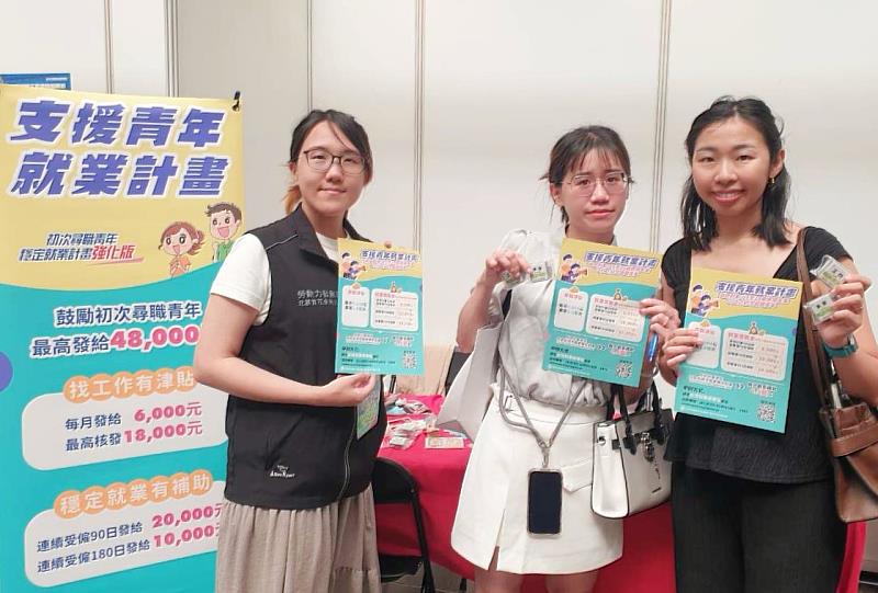 北分署就業服務員（左）在徵才活動中向青年說明「支援青年就業計畫」。