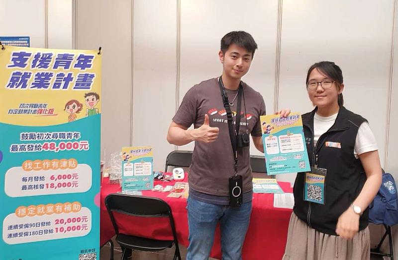 北分署就業服務員（右）在徵才活動中向青年說明「支援青年就業計畫」。