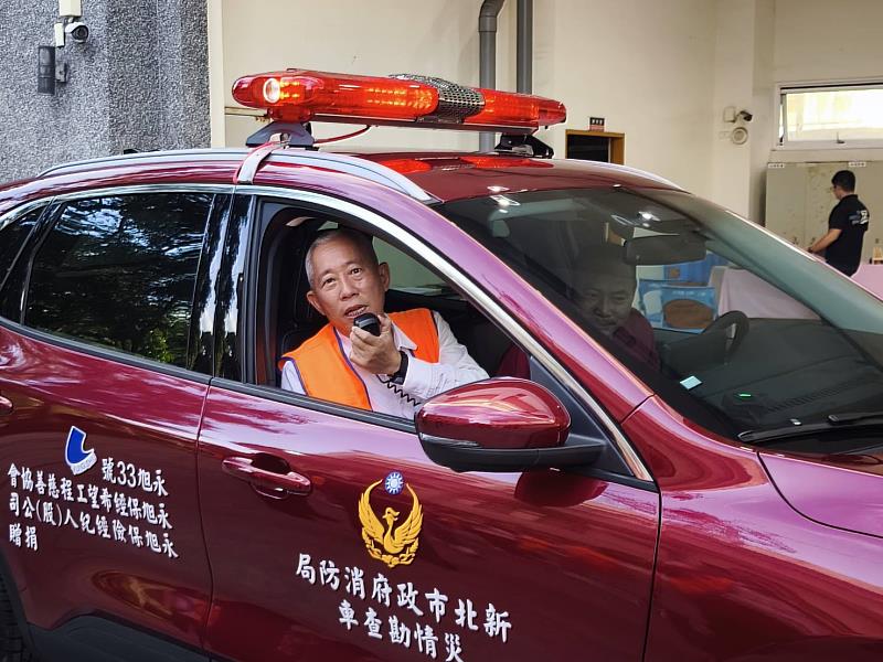 高雄市永旭保經希望工程慈善協會 理事長 呂文雄與捐贈車輛。