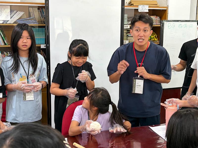 學生體驗麻糬製作(小米、糯米、白米)。