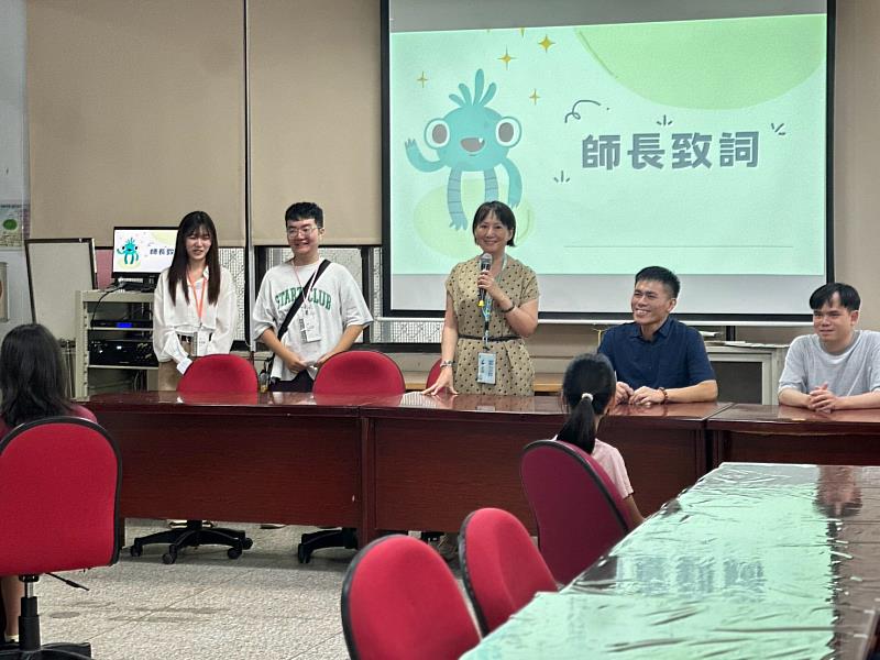 感謝來賓及勉勵學生。由左至右為科學教育中心鄭立婷主任、中華國小 吳昌葦校長、中華國小王聖元主任。