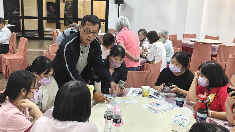 黃德文講師細心指導說明。