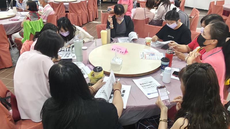 學員認真聆聽習作。