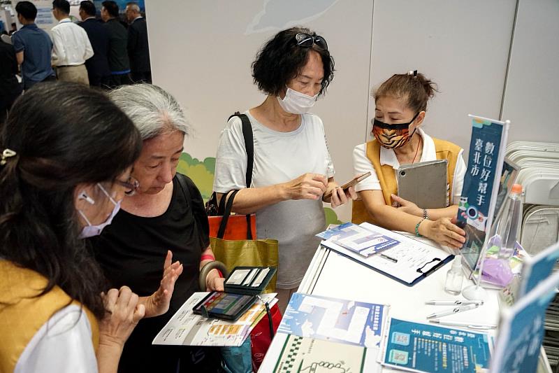 臺北市數位好幫手於活動攤位提供民眾現場一對一諮詢服務。
