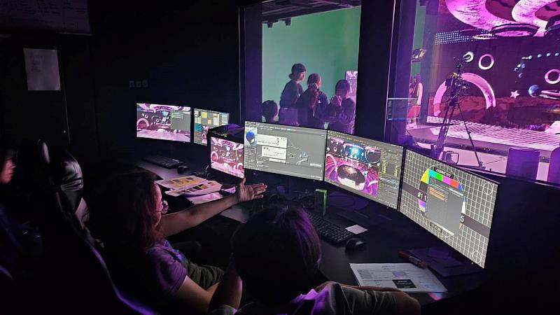 南臺科大資傳系學生於新加坡Beyond Reality Studio控制區操作虛擬製作(VP)系統,實地掌握虛擬場景、攝影追蹤與現場拍攝的跨系統整合流程。