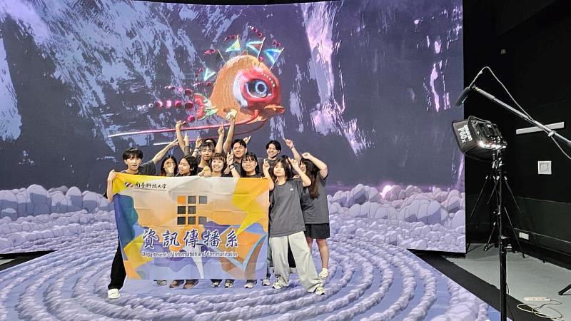 南臺科大資傳系實習學生於新加坡Beyond Reality Studio巨大的LED虛擬場景前與專案團隊合影,展示結合西港文化與3D數位角色的虛實整合影像成果。