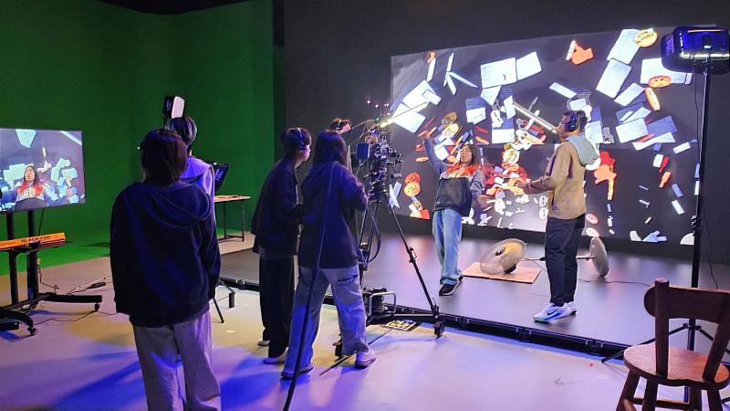 南臺科大資傳系學生於新加坡Beyond Reality Studio投入虛實整合影像拍攝,實際掌控攝影、燈光與現場調度,於國際專業場域累積實務經驗。