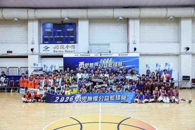 富邦慈善基金會與臺北富邦勇士籃球隊17日共同舉辦《2026勇愛無懼公益籃球營》,邀請來自5所國小、近百位學童參與,透過在暑假期間與職業球員近距離互動,學習專業技巧與運動精神。