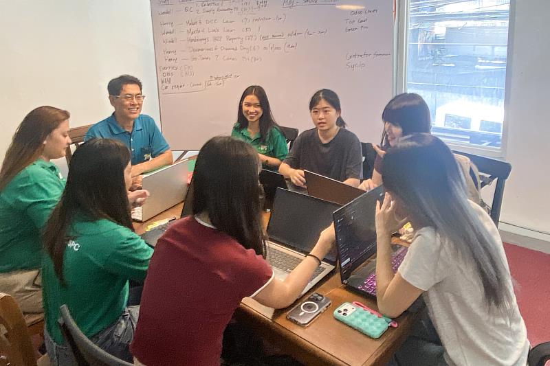 計畫主持人莊家彰副教授與SPC企業人員及實習學生進行交流,實地瞭解學生工作內容與學習情形。
