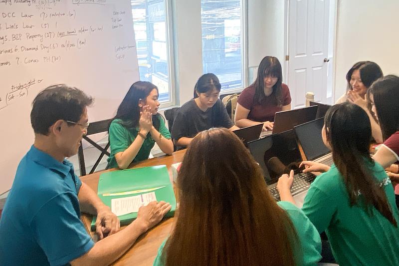 北商大學生於菲律賓企業工作環境中參與實務討論,培養國際職場及跨文化溝通能力。
