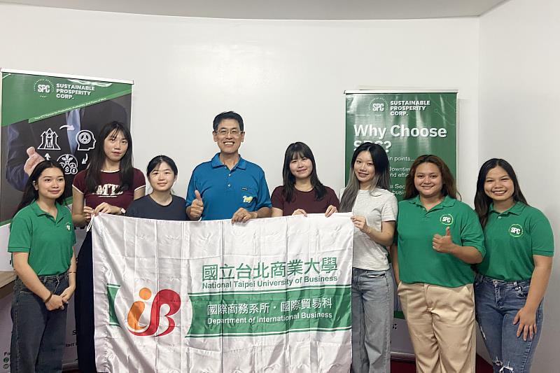 國立臺北商業大學莊家彰副教授赴菲律賓SPC實地訪視4名海外實習學生,並與企業人員合影。