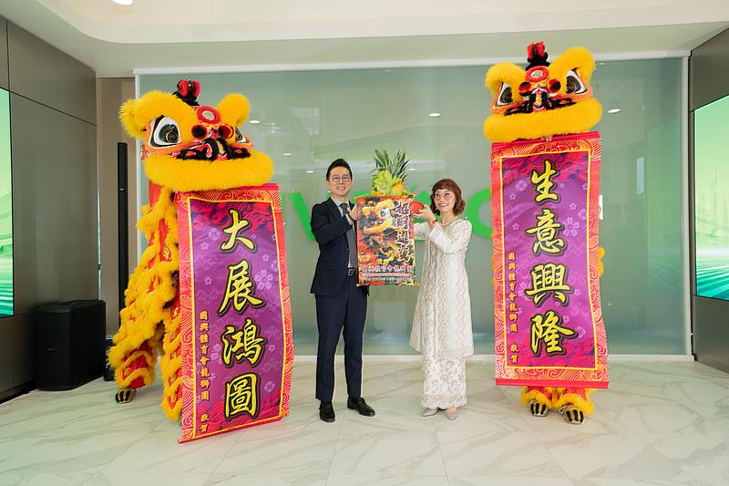 UVACO馬來西亞總經理陳品諺（左）與UVACO集團全球執行長曾美菁（右）共同進行舞獅採青儀式，象徵大展鴻圖、生意興隆。