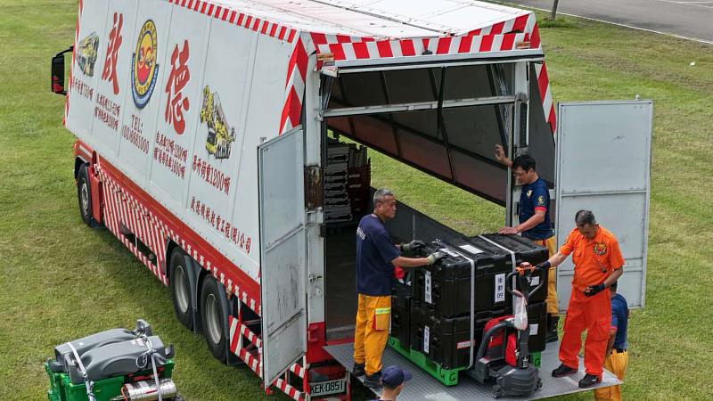 啟德機械起重工程股份有限公司與消防局簽署MOU,26噸鷗翼車載運搜救重型器材及各項裝備。