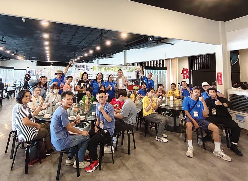 救國團活動處鄧效忠處長特地趕赴嘉義於午餐時為學員加油打氣。